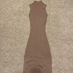 Olive & Oak Sleeveless Tan Midi Dress